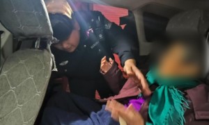 民警暖心救助走失老人警民携手传递温情